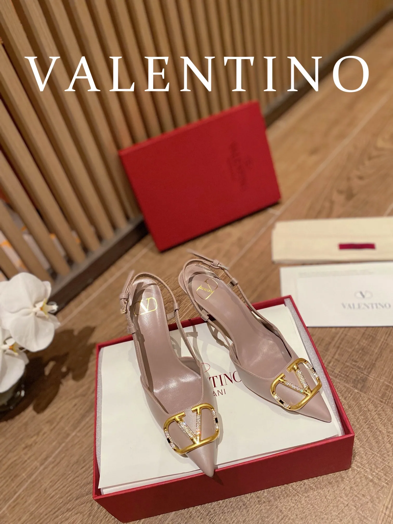 👟👟Ex-factory price 520👟👟 𝑉𝐴𝐿𝐸𝑁𝑇𝐼𝑁𝑂 Valentino ♡ The latest series of the counter 💯The new season of Valentino replaces the usual rivet elements with the initial V bronze (dotted buckle) buckle, simplifying the complexity Make the design more refined and durable. No matter your age, it can easily fit on your feet and make your feet look slimmer! The new season lives up to expectations! Worth buying ★Imported cowhide is absolutely high-grade ❥Original method is absolutely sensual ❥Elegant style creates a different feeling🙈 Simple temperament style!  ♡ show bdetails ———————————— ⊿▸: Size｜35-40 (customized at 34.40.41.42) ⊿▸: Material｜Imported cowhide ⊿▸: Material｜Exclusive molded rhinestone buckle ⊿▸: Material | Padded sheepskin ⊿▸: Material |Italian 🇮🇹 genuine leather outsole (the original 1:1 method has a wood grain shape) ⊿▸: Heel height｜8cm